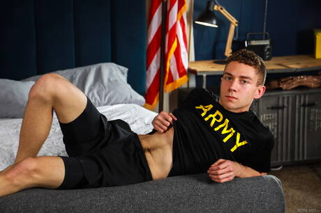 Der Muskelprotz Adrian Duval und der schöne Amerikaner Drake Von ficken nach dem Blowjob