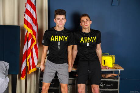 Der Muskelprotz Adrian Duval und der schöne Amerikaner Drake Von ficken nach dem Blowjob