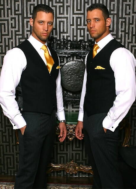 Słowacki przystojniak Jay Roberts i muskularni bliźniacy Mangiatti ruchają się po obciąganie