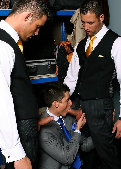 Le beau slovaque Jay Roberts et les costauds jumeaux Mangiatti baisent après une fellation