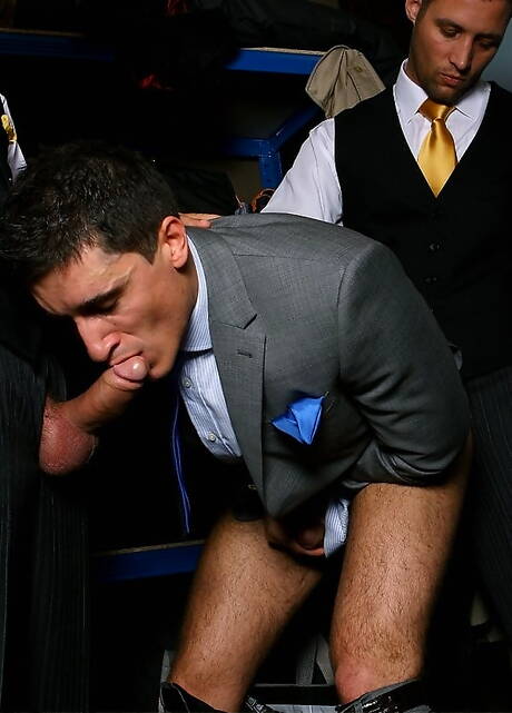 Le beau slovaque Jay Roberts et les costauds jumeaux Mangiatti baisent après une fellation