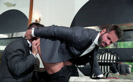 O urso espanhol Dani Robles e o urso inglês Jonas Jackson fodem a bunda depois de chupar um pau