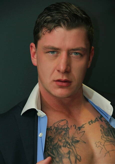 Der britische Hengst Geordie Jackson und der lateinamerikanische Hengst Klein Kerr haben heißen Analsex