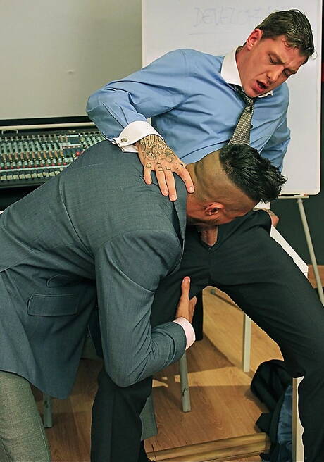 Der britische Hengst Geordie Jackson und der lateinamerikanische Hengst Klein Kerr haben heißen Analsex