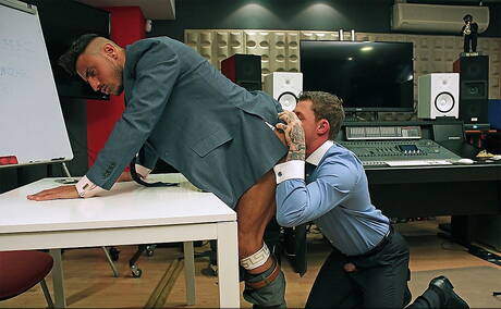 O garanhão britânico Geordie Jackson e o latino Klein Kerr em sexo anal quente