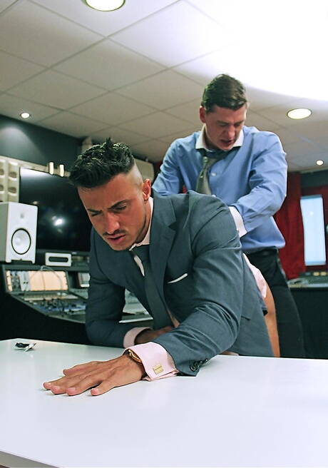 Der britische Hengst Geordie Jackson und der lateinamerikanische Hengst Klein Kerr haben heißen Analsex