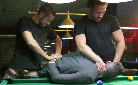 Os amigos tarados Dante Colle, Logan Moore e Massimo Piano fazem um sexo a três quente