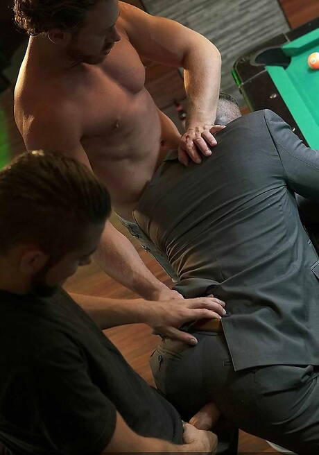 Os amigos tarados Dante Colle, Logan Moore e Massimo Piano fazem um sexo a três quente