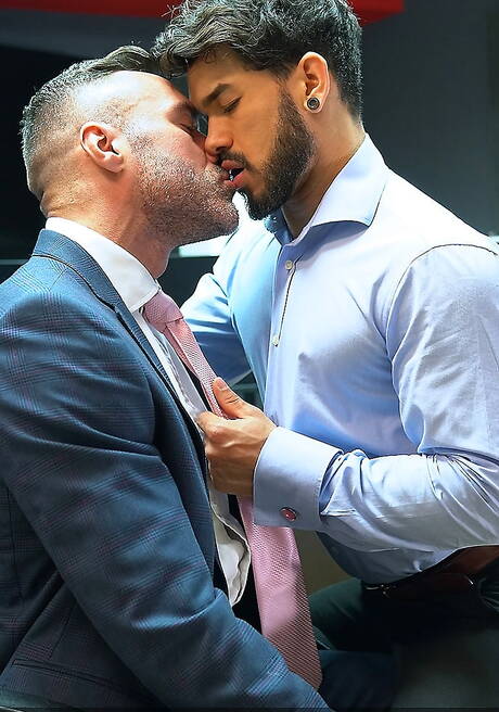 Der gutaussehende Kanadier Manuel Skye und der spanische Bodybuilder Pietro Duarte ficken in den Arsch, nachdem sie einen Schwanz gelutscht haben