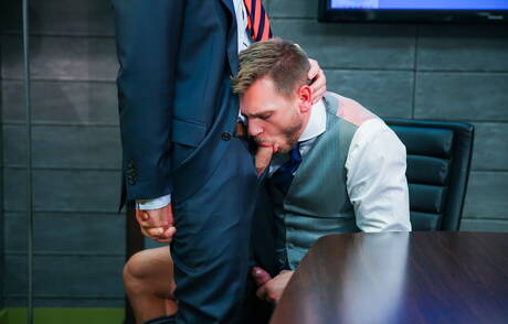 Niemiecki przystojniak Hans Berlin i amerykański muskularny Tom Wolfe kochają się