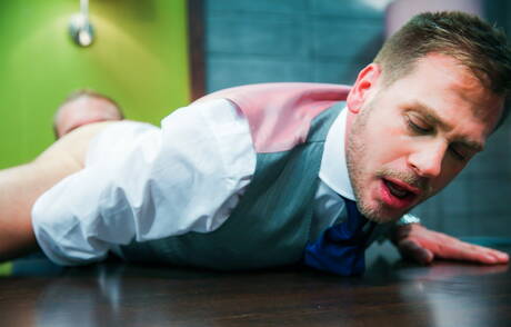 Niemiecki przystojniak Hans Berlin i amerykański muskularny Tom Wolfe kochają się