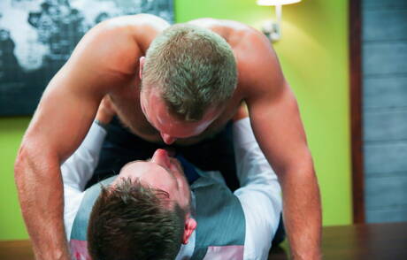 Niemiecki przystojniak Hans Berlin i amerykański muskularny Tom Wolfe kochają się