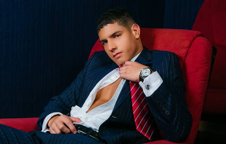 Der attraktive Bastian Karim und der Muskelprotz Leo Rosso haben Analsex