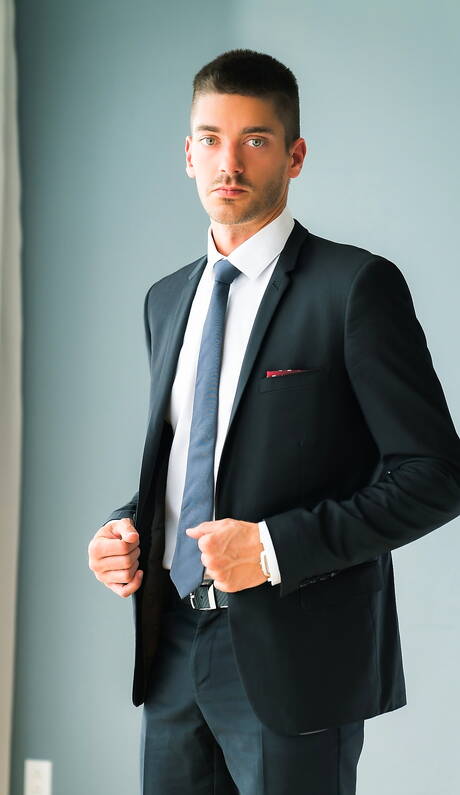 ハンサムなラファエル・ルイが裸でポーズをとり、タイトなお尻を見せる