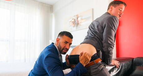 Der heiße Kumpel Mateo Zagal und der sexy Typ Skyy Knox haben guten Analsex