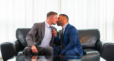 Der heiße Kumpel Mateo Zagal und der sexy Typ Skyy Knox haben guten Analsex