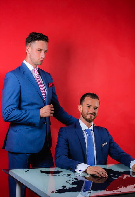 Der gut gebaute Damon Heart und der bullige Franky Fox bohren einen Arsch