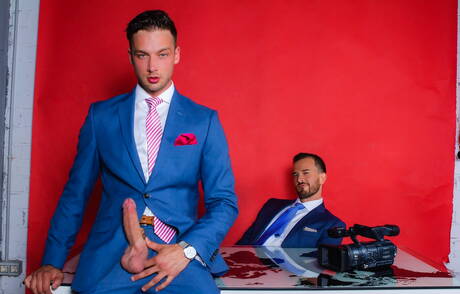 Der gut gebaute Damon Heart und der bullige Franky Fox bohren einen Arsch