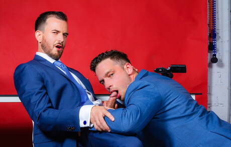 Der gut gebaute Damon Heart und der bullige Franky Fox bohren einen Arsch