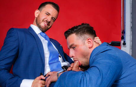 Der gut gebaute Damon Heart und der bullige Franky Fox bohren einen Arsch