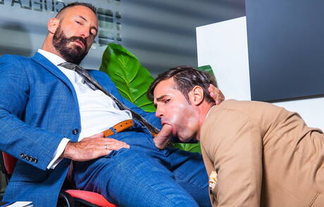 Der spanische Bär Dani Robles und der attraktive Xavi Garcia ficken nach dem Schwanzlutschen