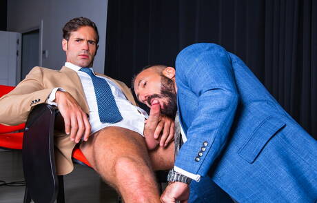 Der spanische Bär Dani Robles und der attraktive Xavi Garcia ficken nach dem Schwanzlutschen