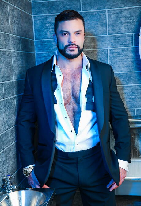 Der amerikanische Bulle Paul Wagner und der australische Bär Rogan Richards ficken, nachdem sie im Badezimmer Schwänze gelutscht haben