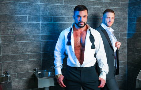 Der amerikanische Bulle Paul Wagner und der australische Bär Rogan Richards ficken, nachdem sie im Badezimmer Schwänze gelutscht haben