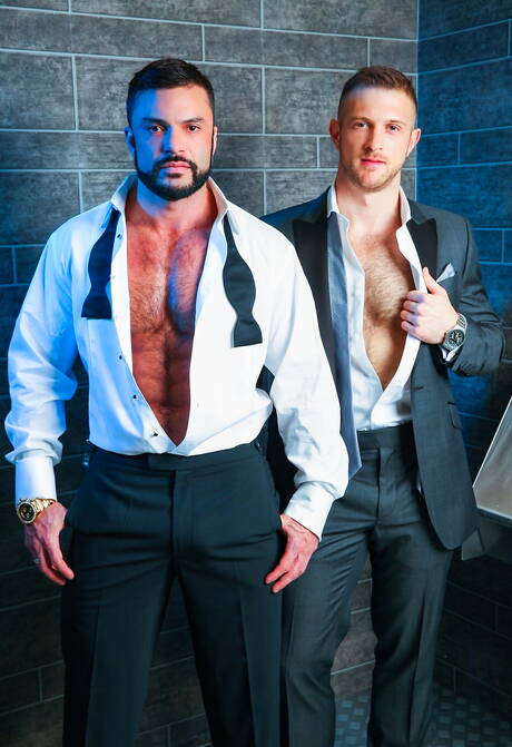 Der amerikanische Bulle Paul Wagner und der australische Bär Rogan Richards ficken, nachdem sie im Badezimmer Schwänze gelutscht haben