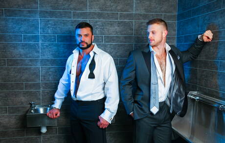 Der amerikanische Bulle Paul Wagner und der australische Bär Rogan Richards ficken, nachdem sie im Badezimmer Schwänze gelutscht haben