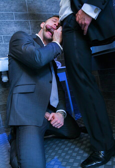 Der amerikanische Bulle Paul Wagner und der australische Bär Rogan Richards ficken, nachdem sie im Badezimmer Schwänze gelutscht haben