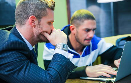 Il duro russo Dato Foland e il fusto americano Landon Conrad si godono un bel sesso anale