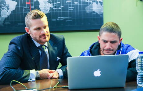 Il duro russo Dato Foland e il fusto americano Landon Conrad si godono un bel sesso anale