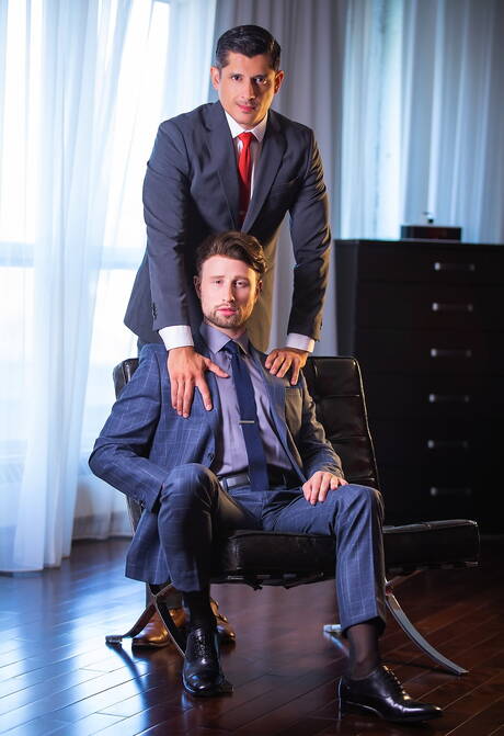 Der englische haarige Hengst Drew Dixon und der lateinamerikanische Superhengst Rocky Vallarta haben eine heiße Paarszene