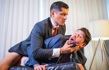 Der englische haarige Hengst Drew Dixon und der lateinamerikanische Superhengst Rocky Vallarta haben eine heiße Paarszene