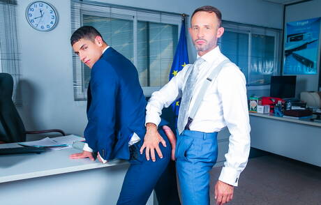 Der kräftige Bastian Karim und der gut gebaute Vadim Romanov haben heißen Sex