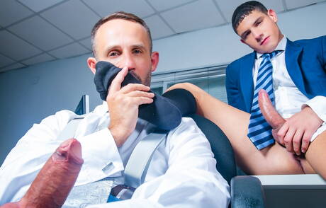 Der kräftige Bastian Karim und der gut gebaute Vadim Romanov haben heißen Sex