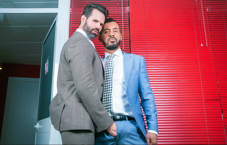 Der spanische Bär Dani Robles und der harte Kerl Thomas Thunder lutschen und vögeln sich gegenseitig