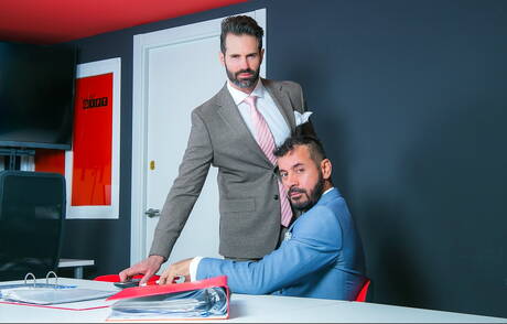 Der spanische Bär Dani Robles und der harte Kerl Thomas Thunder lutschen und vögeln sich gegenseitig