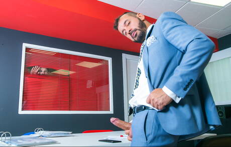 Der spanische Bär Dani Robles und der harte Kerl Thomas Thunder lutschen und vögeln sich gegenseitig