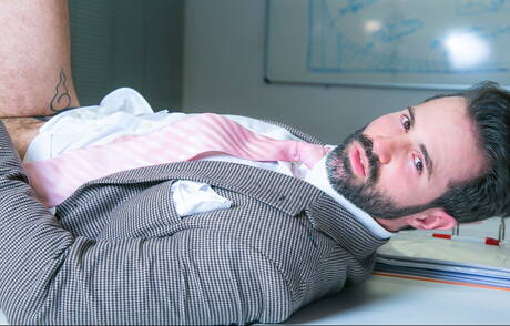 Der spanische Bär Dani Robles und der harte Kerl Thomas Thunder lutschen und vögeln sich gegenseitig