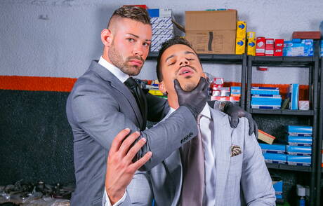 Der muskulöse Jonathan Miranda und der muskulöse Ricky Blue lassen sich gerne fesseln