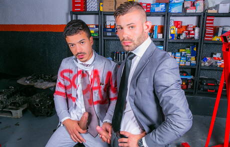 Der muskulöse Jonathan Miranda und der muskulöse Ricky Blue lassen sich gerne fesseln