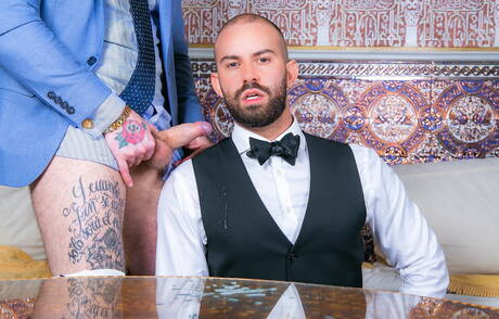 Knappe Bruno Max en knappe Manuel Scalco hebben een hete seksscène in de buitenlucht