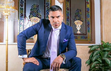 Der attraktive Denis Vega und der Hengst Salvador Mendoza ficken nach dem Saugen in den Arsch