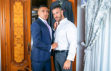 Der attraktive Denis Vega und der Hengst Salvador Mendoza ficken nach dem Saugen in den Arsch