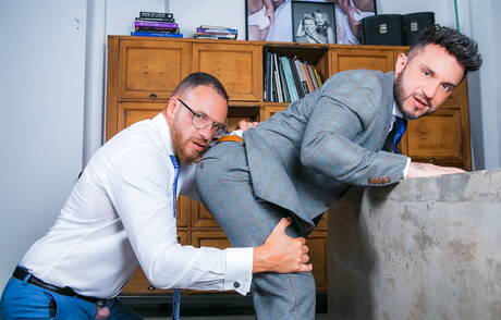 Der gut gebaute Kike Gil und der attraktive Leo Rosso ficken in den Arsch, nachdem sie einen Schwanz gelutscht haben