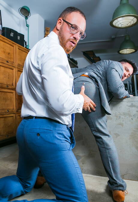 Der gut gebaute Kike Gil und der attraktive Leo Rosso ficken in den Arsch, nachdem sie einen Schwanz gelutscht haben