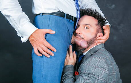 Der gut gebaute Kike Gil und der attraktive Leo Rosso ficken in den Arsch, nachdem sie einen Schwanz gelutscht haben