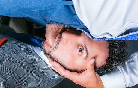 Der gut gebaute Kike Gil und der attraktive Leo Rosso ficken in den Arsch, nachdem sie einen Schwanz gelutscht haben